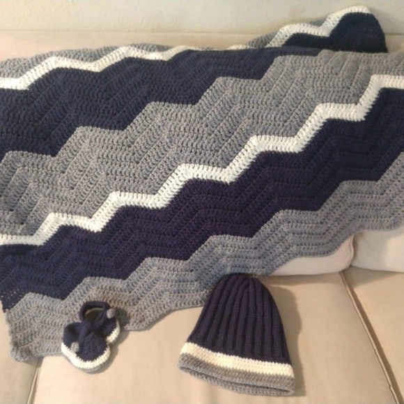 Crochet blanket beanie and booties - Picture 2 of 6